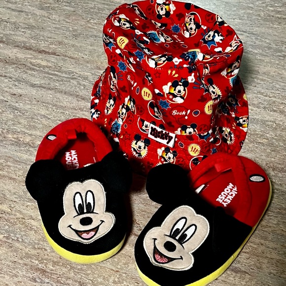 Disney’s Mickey Mouse set of hat and slippers for toddlers - Picture 2 of 11